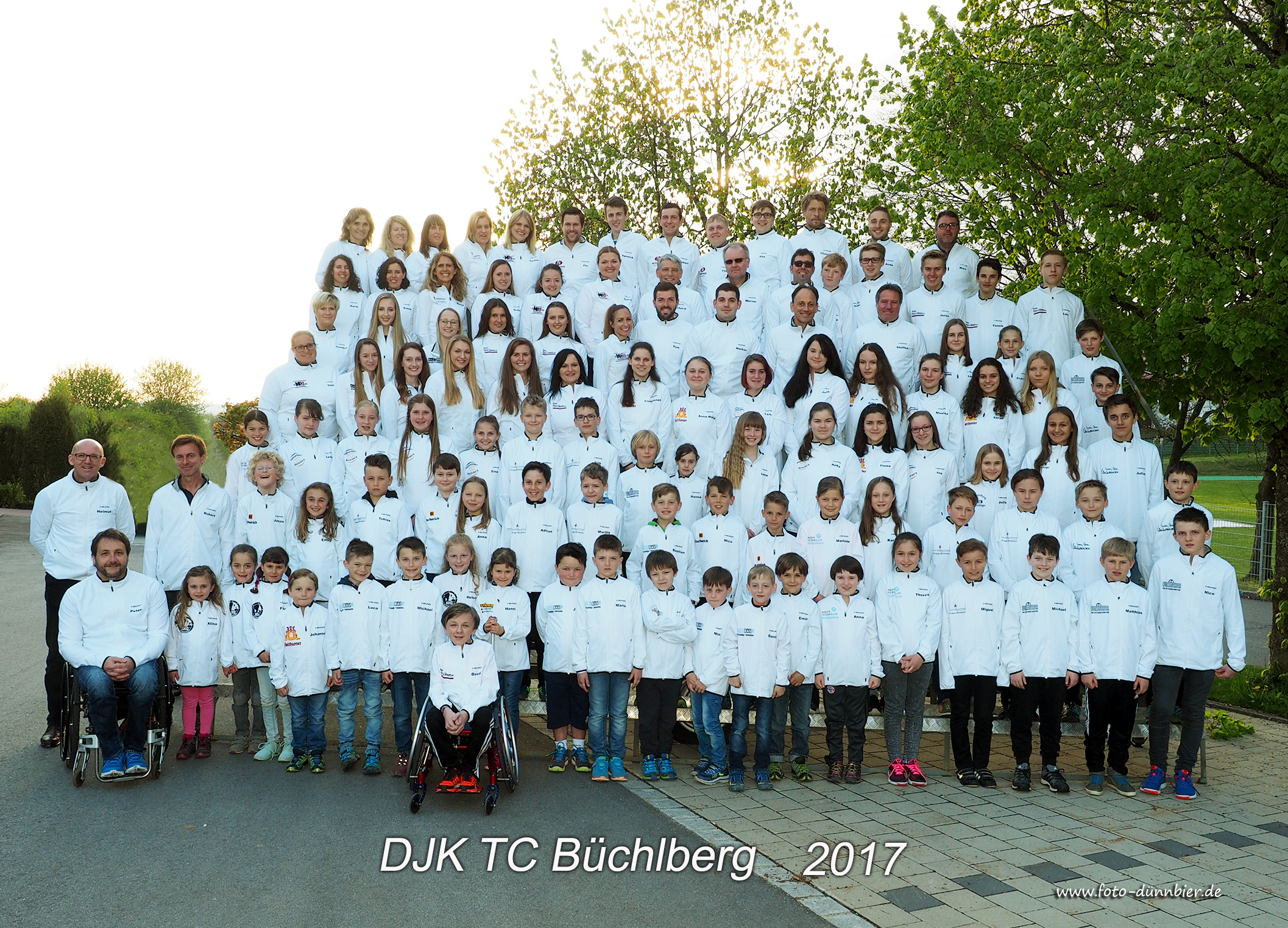 images/DJK TC BCHLBERG_2017 Mannschaftsspieler mit neuen Jacken.jpg