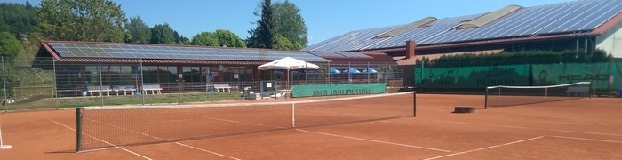 Tennisball auf Ascheplatz